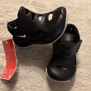 NWT Nike Sunray Protect 3 Kids Black Velcro sandal Shoes 5C